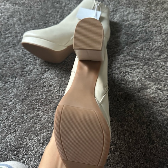 Tan boots - Picture 3 of 3